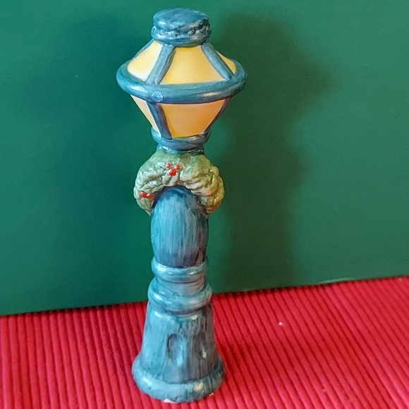 Vintage Kitty Cucumber Lamp Post - Picture 4 of 10